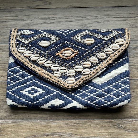 Seashell Clutch - Picture 1 of 3